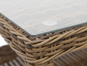 Stół    blat stołu przykryty jest 5-milimetrową sz