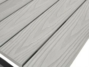 Blat  wykonany z tworzywa polywood imituje wygląd 